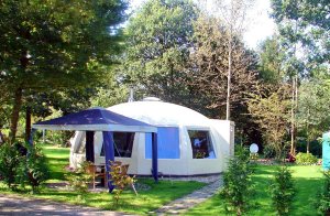  Denne fritstående bungalow med kuppeltag og aircondition, ligger med god plads til andre bungalows, spredt mellem træerne i et ferieanlæg. Bungalowerne er unikt inrettet. I ferieanlægget er der e ...