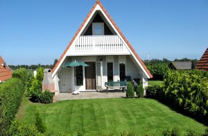  Hyggeligt hus i udkanten af den tidligere ø Wieringen. Huset har et gæstetoilet i stueetagen. Området er meget interessant for vandsportelskere, Ijssel sø ligger kun 3 km væk, vade-havet kun 1 k ...