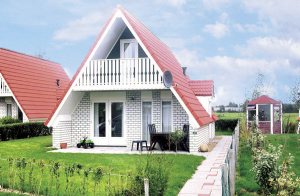  Dette hyggelige feriehus ligger i udkanten af en feriepark, med dejlig udsigt fra stuen og husets balkoner over det smukke landskab. Der er balkon på både for- og bagsiden af huset. Der er mange mu ...