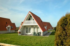  Dette hyggelige feriehus ligger i udkanten af en feriepark. I området kan I dyrke vandsport; på Amstel-søen surfe, på Ijsselsee 500 m fra huset sejle og i vadehavet 500 m fra huset fiske. Nordsø ...