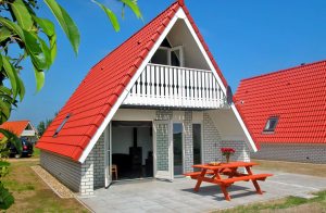  Nyd den dejlige sauna i dette moderne feriehus, der ligger yderst i en feriepark. Huset er handicapvenligt indrettet. I dette område kan I f.eks. surfe på Amstelsee, sejle på Ijsselsee der ligger  ...