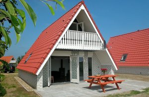 Nyd din egen sauna i dette nyopførte feriehus i udkanten af en feriepark. Huset er handicapvenligt. I området kan der dyrkes mange former for vandsport. For eksempel, kan du surfe på Amstelsee, se ...