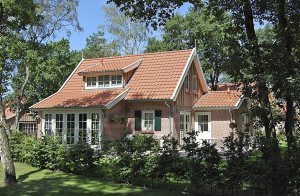  Disse komfortable luksusvillaer ligger i ferieanlægget Buitengoed Het Lageveld. Ved siden af parken ligger en badesø. På forespørgsel kan I leje barneseng, høj stol og håndklæder. Udflugtsmuli ...