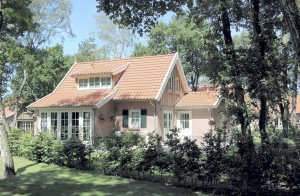  Het Lageveld er et nyopførte ferieanlæg. En absolut perle. Anlægget ligger i et dejligt område med mange skove. Feriehusene er meget komfortabelt indrettet og ligger på store grunde. Lige ved an ...