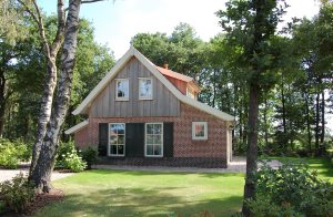 Het Lageveld er et nyopførte ferieanlæg. En absolut perle. Anlægget ligger i et dejligt område med mange skove. Feriehusene er meget komfortabelt indrettet og ligger på store grunde. Lige ved an ...