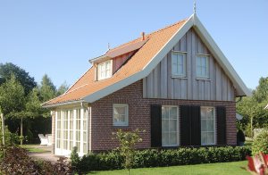 Het Lageveld er et nyopførte ferieanlæg. En absolut perle. Anlægget ligger i et dejligt område med mange skove. Feriehusene er meget komfortabelt indrettet og ligger på store grunde. Lige ved an ...