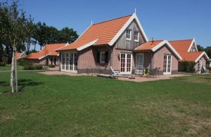 Het Lageveld er et nyopførte ferieanlæg. En absolut perle. Anlægget ligger i et dejligt område med mange skove. Feriehusene er meget komfortabelt indrettet og ligger på store grunde. Lige ved an ...