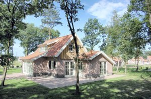  Komfortabel luksuøs villa der ligger i ferieparken Buitengoed Het Lageveld. I parken finder I også en dejlig badesø på 36 ha, her vil I garanteret finde det dejligt at være i sommermånederne, e ...