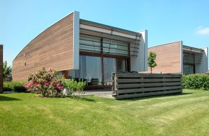  Dette hyggelige og komfortable hus af typen Aak ligger i et nybygget ferieanlæg med i alt 35 huse i naturområdet 'De Veluwe' direkte ved havnen. Det har en fantastisk udsigt over Eemsøen og er bl. ...