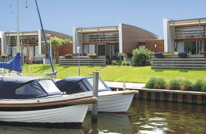  Komfortabelt hus i et nybygget feriested med 35 huse i naturområde 'De Veluwe' lige på havnen. Smuk udsigt over Eemsee. Omkring 200 meter fra feriestedet vil du finde en legeplads og strand med en  ...