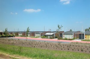 Dette hyggelige og komfortable hus af typen Aak ligger i et nybygget ferieanlæg med i alt 35 huse i naturområdet 'De Veluwe' direkte ved havnen. Det har en fantastisk udsigt over Eemsøen og er bl. ...