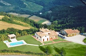  Nyrenoveret landhus med nu ialt 6 lejligheder, der ligger i område 3 km fra Salsomaggiore termerne. Beliggenheden er ideel til vandreture i skove og på de omgivende bakker, eller i de mange histori ...