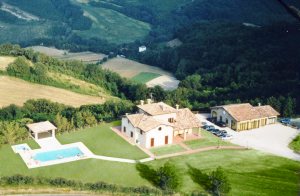  Dette gennemrenoverede landhus er opdelt i 6 ferielejligheder og ligger blot 3 km. fra Salsomaggiore Terme. Huset ligger i ideelle omgivelser for vandreture i bakkerne eller skovene, besøg i de mang ...