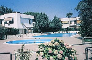  Til denne stuelejlighed, der er en del af et ferieanlæg med ca. 600 m til stranden, hører et privat udeområde. Adgang til fælles pool. ...