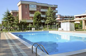  Disse lejligheder ligger i et ferieanlæg med ca. 600 m til stranden. Alle gæster har adgang til en fælles terrasse samt en fælles pool. Sammen med stranden gør det store udbud af fritidsaktivite ...