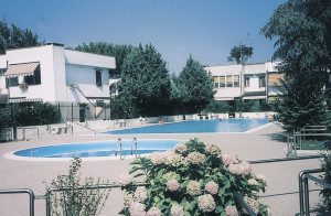  Denne ferielejlighed på 1ste sal med privat udeområde ligger i ferieanlæg, blot 600 m. fra stranden. Fælles pool til fri brug for anlæggets gæster. ...