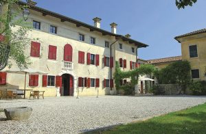  Karakteristisk og smukt renoveret villa i landsbyen Mereto di Capitolo, en af de gamle landdistrikter i regionen Friuli. I nærheden ligger der mange villaer og slotte. Der er fremragende vine og god ...