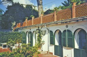  Casa Sorvillo, der ligger sammen med den gamle Villa Sorvillo, højt beliggende med fantastisk udsigt over Salerno kysten i Vietri sul Mare. Huset ligger i villaens park på en indhegnet grund. 50 m  ...