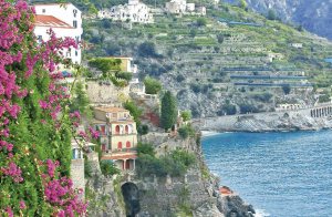  Smuk lejlighed på to eatger i en to-familiehus ved kysten mellem Amalfi og Minori. I alle kystbyer er der mulighed for at leje parasoller, liggestole og både. Panoramaudsigt over havet og kysten. R ...