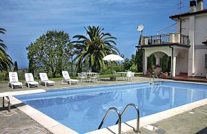  Når I først er nået frem, vil I aldrig hjem igen: den dejlige ro og den tilsyneladende uendeligt store gund, der strækker sig over næsten hele bakken, er blot to af fordelene ved dette hus (med  ...