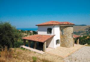  Dette dejlige feriehus ligger på en bakke ved Perdifumo. Den 10.000 m2 store naturgrund med have ligger på en skråning. Her har I alle muligheder for at foretage skønne, lange spadsereture mellem ...