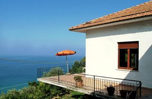  Roen og den vidtstrakte grund der dækker det meste af højen, er to absolutte plusser ved dette hus. Ved den skønne pool kan i solbade og derefter køle af i vandet. ...