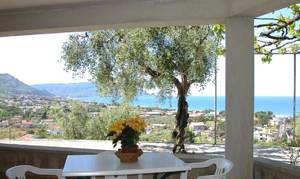  Nyd havet 600 m væk og den pragtfulde panoramaudsigt fra terrassen, der hører til denne lejlighed. Den ligger i samme hus som IKC125, IKC126 og IKC128. ...