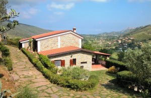  Dette feriehus ligger i bakkerne og har en vidstrakt panoramaudsigt over dalene, der går ned mod havet. Huset er moderne og komfortabelt indrettet og ligger i et fredeligt område. Lige i nærheden  ...