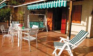  Dette feriehus ligger kun ca. 70 m fra vandet! Fra de skønne terrasser kan I nyde den enestående udsigt over havet og Acciaroli. Adgang til huset via en lang trappe. ...