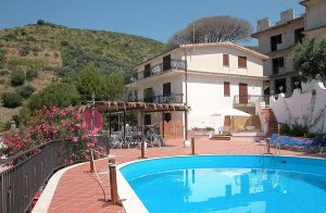  Fra denne hyggeligt indrettede lejlighed med tilhørende stor, fælles terrasse har I en enestående udsigt over havet. Beliggenheden er ideel for jer, der gerne vil holde ferie ved havet samt besøg ...