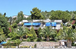  To ferielejligheder i en vidunderlig villa. I haven, ved poolen og på terrassen har I en ubeskrivelig udsigt over havet og Maratea-kysten. Kun ca. fem meter fra huset fører en trappe direkte ned ti ...