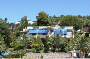  Denne lejlighed på første sal af en vidunderlig villa udmærker sig ved en særligt smagfuld og komfortabel indretning. I haven, ved poolen og på terrassen har I en ubeskrivelig udsigt over havet! ...