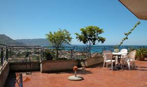  Efter en dag ved havet (kun 1 km væk) venter denne ferielejligheds store terrasse med panoramaudsigt. Nyd den forrygende udsigt over havet! Ligger sammen med IKC125-128. ...