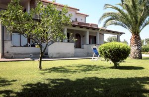  Der er kun anvendt de bedste materialer ved opførelsen af denne velholdte villa. Fra jeres ferielejlighed kan I på få minutter i bil komme hen til nogle fabelagtigt flotte strande  eller de krin ...