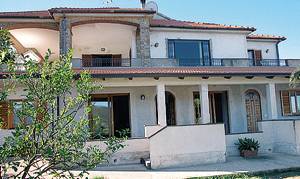  Allerede ved første indtryk af velholdte villa, vil I lægge mærke til, at der her med stor omhu er blevet brugt de bedste materialer. Fra jeres ferielejlighed kan I på få minutter i bil komme he ...