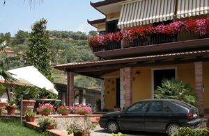  Denne flotte ferielejlighed ligger i stueetagen i et velholdt hus, som er tillokkende pga. beliggenheden, der er gunstig for trafik, og tilknytningen til byen Castellabate. ...