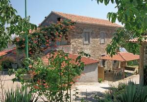  Denne lejlighed ligger i stueetagen af et gammelt, restaureret bondehus med masser af atmosfære. Den er enkelt og funktionelt indrettet. Huset har en enestående beliggenhed mellem havet og den sev� ...