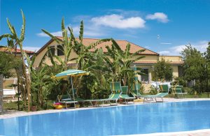  Disse tiltalende lejligheder i to plan (ikke forbundet indvendigt) med en moderne og velholdt indretning er omgivet af det grønne landskab mellem Asce Marina og Casalvelino Marina. På de hyggelige, ...