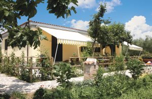  Flot lejlighed i stueetagen i et nyopført hus, der er indrettet meget smagfuldt og med mange faciliteter, som fx klimaanlæg i alle værelser. Gæsterne råder over et privat udeområde foran lejlig ...