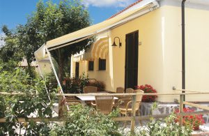  Flot lejlighed i stueetagen i et nyopført hus, der er indrettet meget smagfuldt og med mange faciliteter, som fx klimaanlæg i alle værelser. Gæsterne råder over et privat udeområde foran lejlig ...