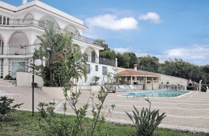  Til denne lejlighed, der ligger i kælderetagen i en moderne villa, hører en pool, som udelukkende benyttes af gæsterne, et billardbord, et bordtennisbord samt et fitnessrum. Fra grunden har I en d ...