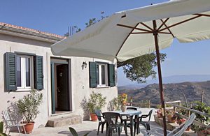  Lille feriehus med udeområde, hvorfra I kan nyde panoramaudsigten over bjergene og ud til havet. Få meter borte ligger IKC171, 227 samt 259. ...