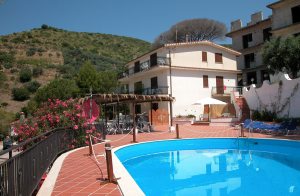  Fra denne hyggeligt indrettede lejlighed med tilhørende stor, fælles terrasse har I en enestående udsigt over havet. Beliggenheden er ideel for jer, der gerne vil holde ferie ved havet samt besøg ...
