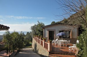  Dette smukke lille feriehus ligger i bakkerne over den populære badeby Ascea Marina i hjertet af Cilento området (naturfredet område). Indretningen er enkel og praktisk. Takket være bakkerne nyde ...