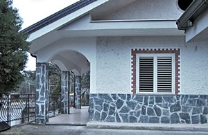  Lille hus, som ligger blot få hundrede m fra centrum af den lille badeby Sapri. Enkelt indrettet. Havudsigt fra den overdækkede terrasse. Jernbanelinie 300 m. ...