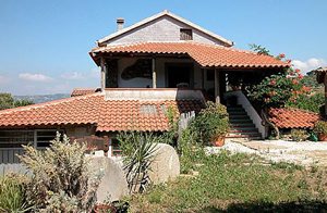  Lejlighed på 1. sal i et gammelt, restaureret bondehus med atmosfære. Ligger mellem havet og den lille bjerglandsby Castellabate. Fælles grill med IKC133/189/213. ...