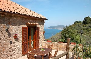  Dette tofamilieshus som er blevet renoveret for nyligt ligger på en bakke ca. 2 km. fra centrum af San Marco di Castellabate. Det dejlige område byder på en skøn panoramaudsigt over havet. Velhol ...