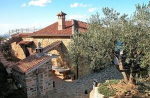  Egnstypisk og nyligt renoveret stenhus ca. 2 km fra San Marco di Castellabate. Det ligger ugenert og er ideelt til en ferie i fuldkommen ro. Der hører en stor terrasse til huset samt solarium. Nyd d ...