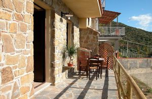  Nyt karakteristisk stenhus med skøn havudsigt. Det består af to tilstødende lejligheder (IKC340 og IKC341), hver med egen udendørs siddepladser, hvor man kan nye sine måltider i det fri. Få met ...