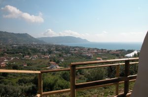  Nyt karakteristisk stenhus med skøn havudsigt. Det består af to tilstødende lejligheder (IKC340 og IKC341), hver med egen udendørs siddepladser, hvor man kan nye sine måltider i det fri. Få met ...